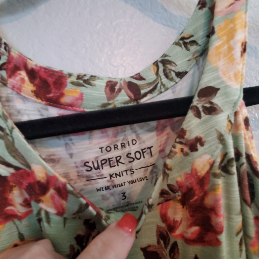 Torrid Tank - Picture 3 of 3